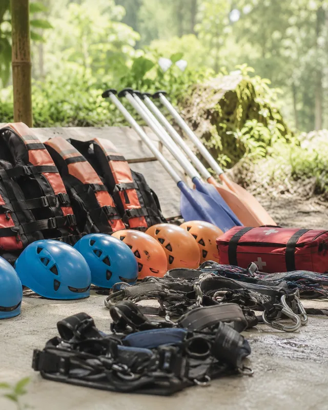 Helm, pelampung, dayung, dan perlengkapan keselamatan rafting
