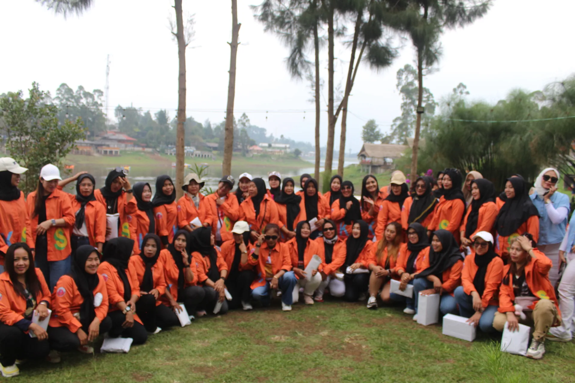 Rombongan Keke Studio berfoto bersama saat gathering di Pangalengan