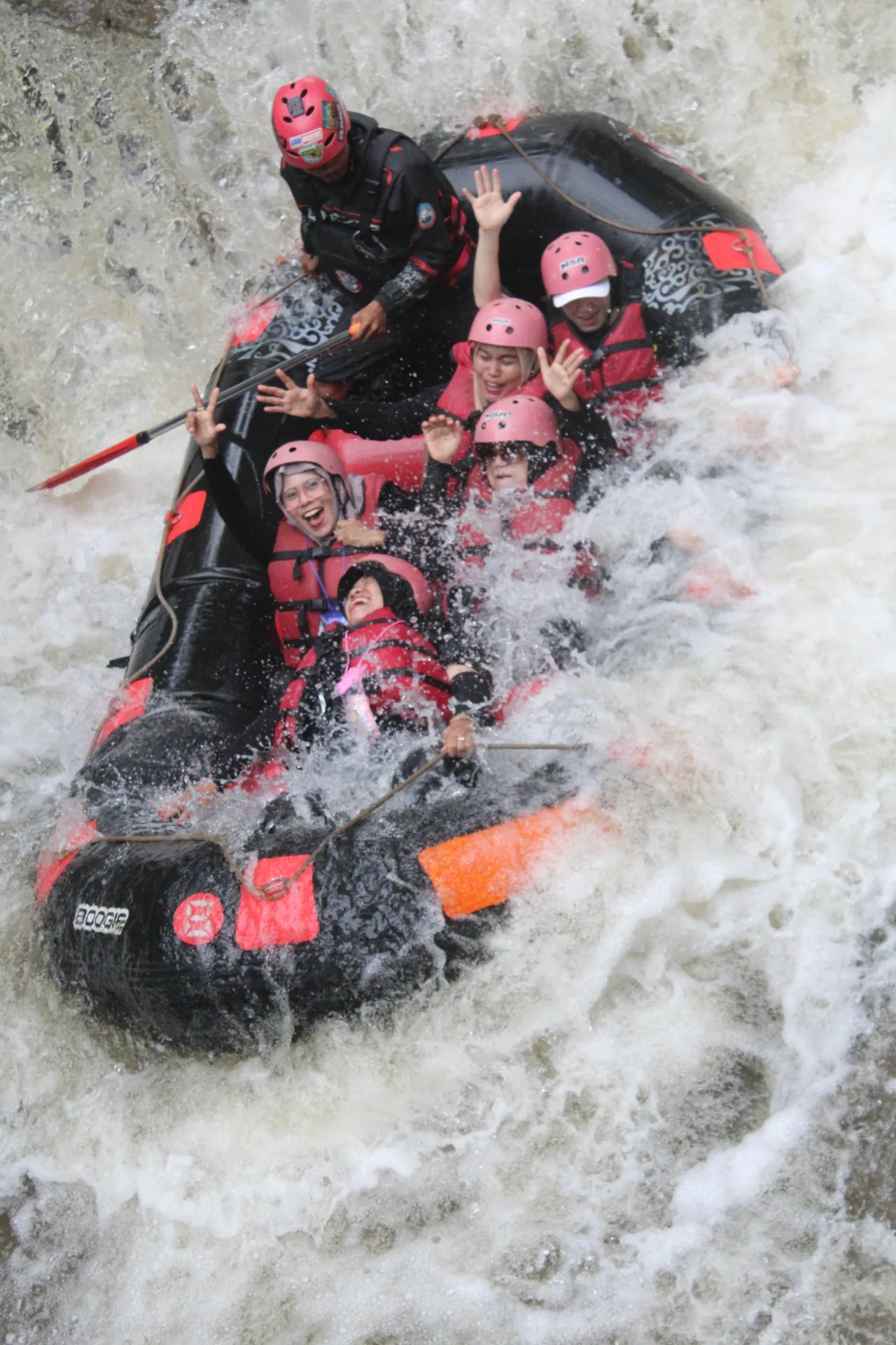Rombongan Keke Studio melintasi jeram saat rafting di Pangalengan