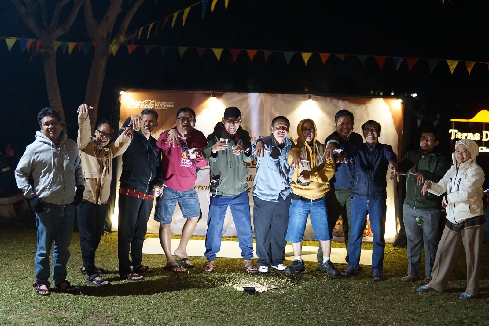Peserta menikmati acara malam dalam outing perusahaan di Pangalengan