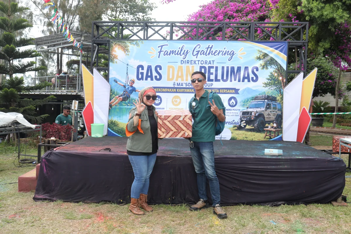 Peserta menerima hadiah door prize di panggung Family Gathering Ma'soem Group