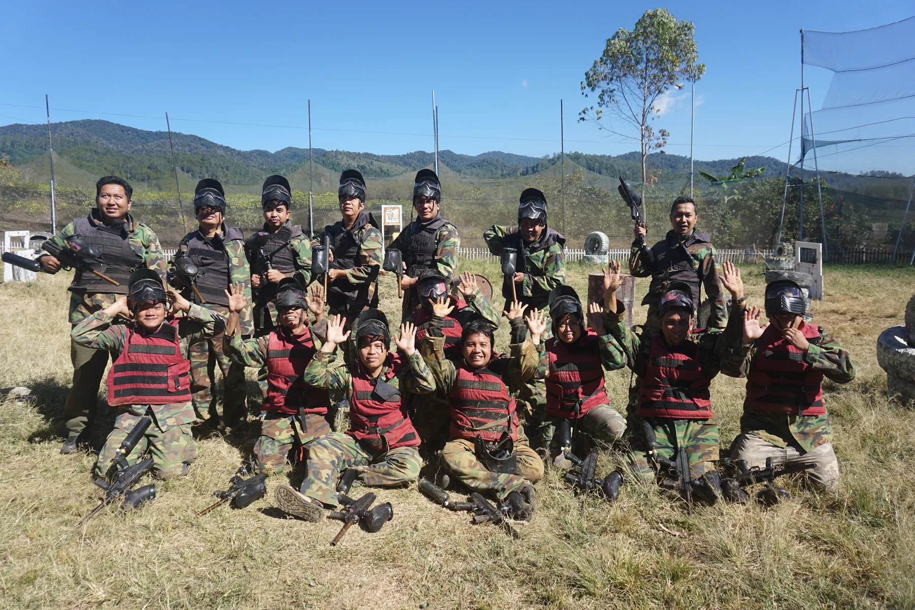 Rombongan outing perusahaan setelah kegiatan paintball di Pangalengan