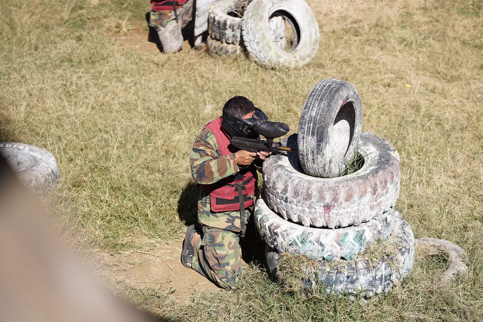Peserta outing perusahaan membidik dalam permainan paintball di Pangalengan
