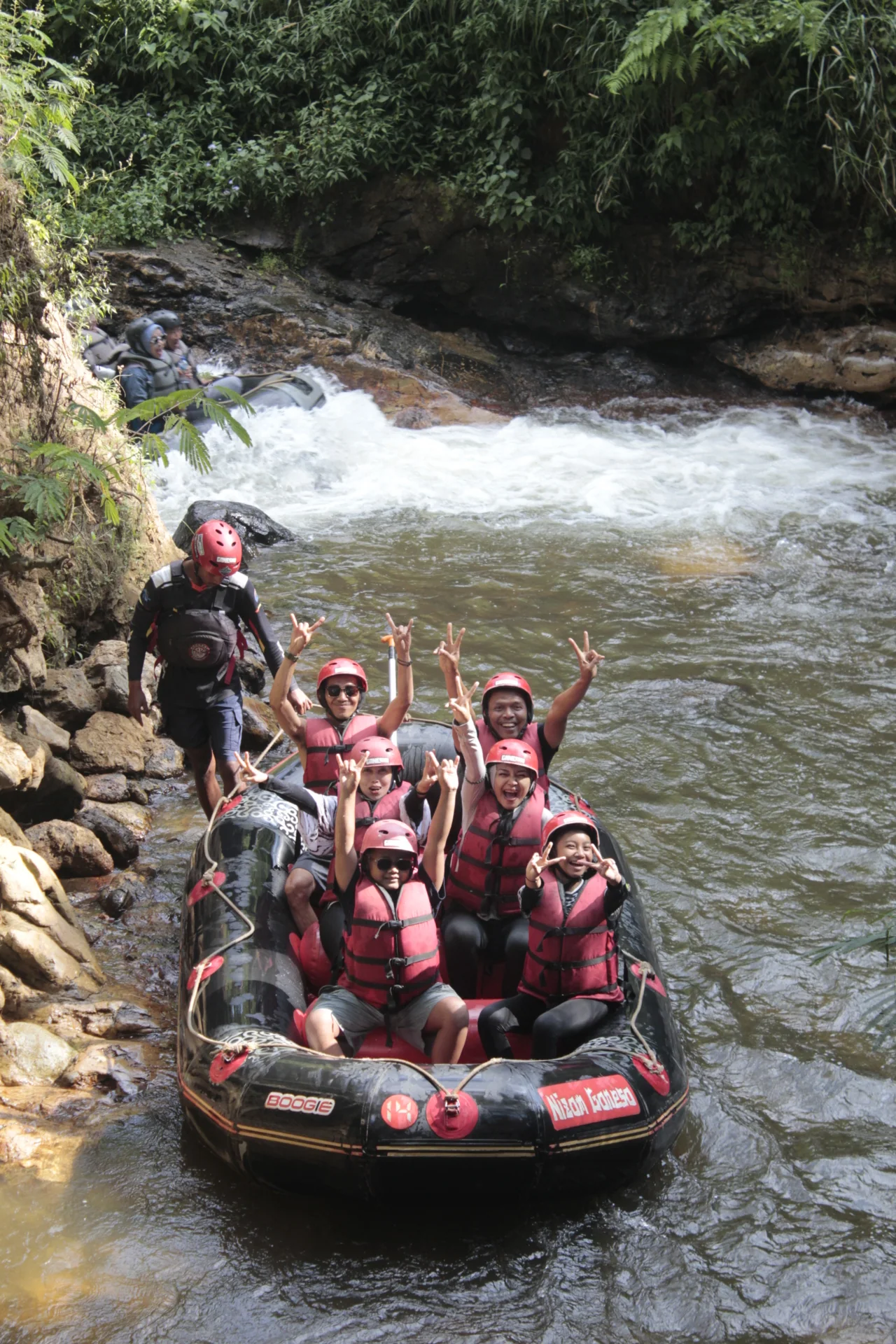 Keluarga Pak Awan mengikuti rafting di Sungai Palayangan Pangalengan