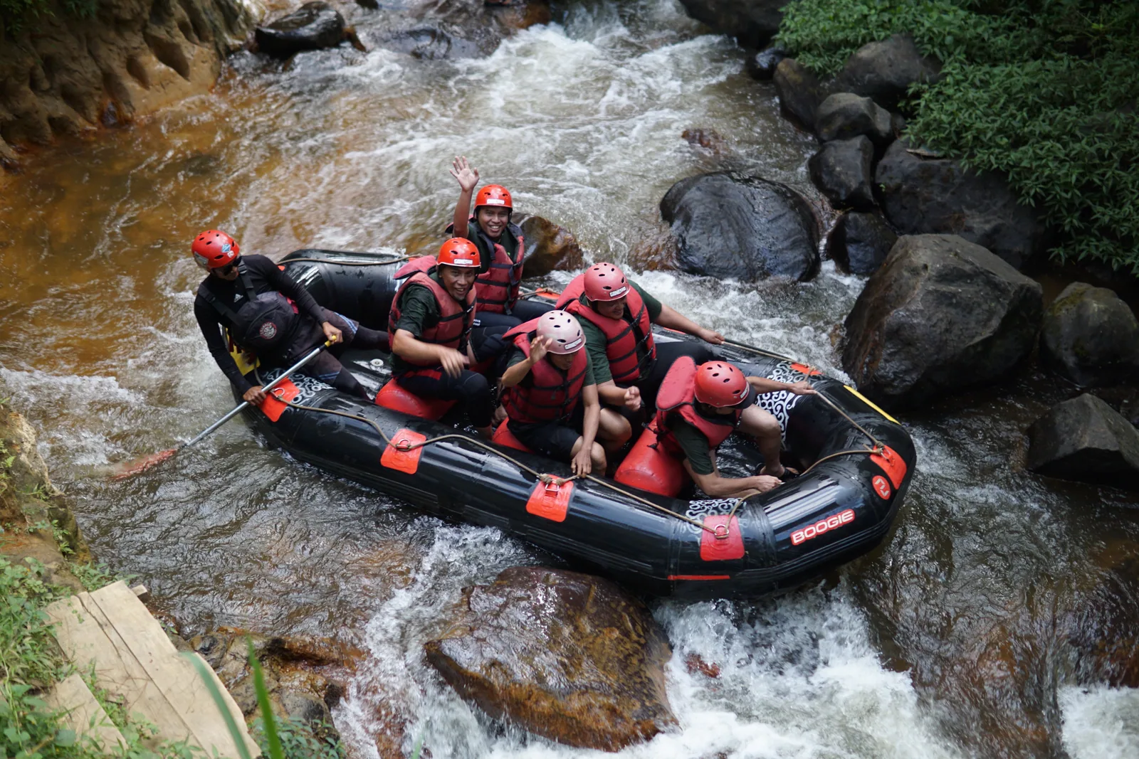Rombongan outing perusahaan melakukan rafting di Sungai Palayangan Pangalengan